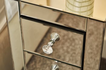 deluxe city centre apt balcony view and free parking