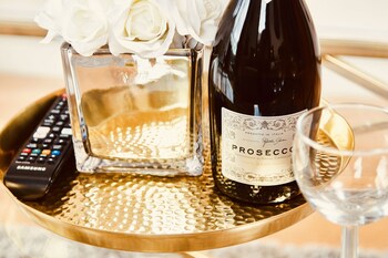 deluxe city centre apt balcony view and free parking