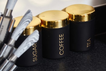 deluxe city centre apt balcony view and free parking