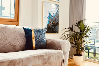 deluxe city centre apt balcony view and free parking