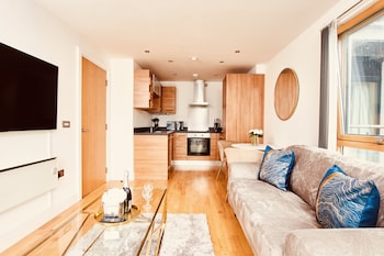 deluxe city centre apt balcony view and free parking