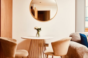 deluxe city centre apt balcony view and free parking