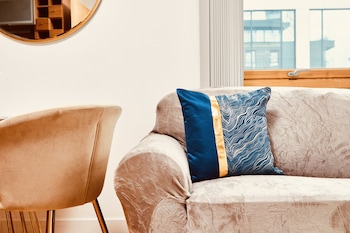 deluxe city centre apt balcony view and free parking