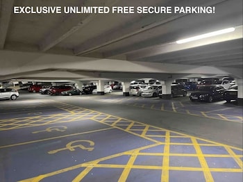 deluxe city centre apt balcony view and free parking