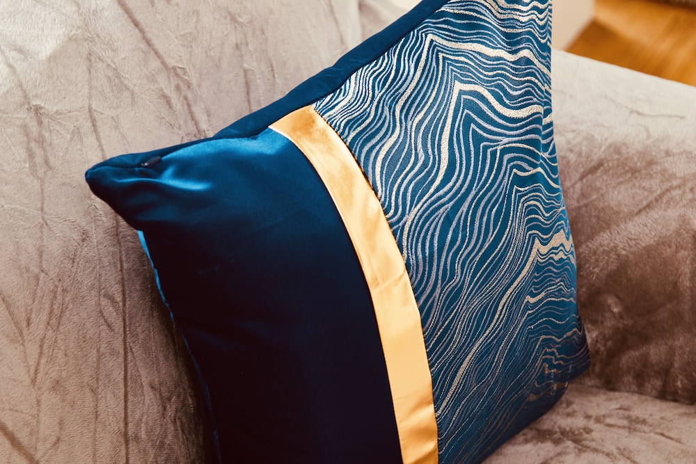 deluxe city centre apt balcony view and free parking