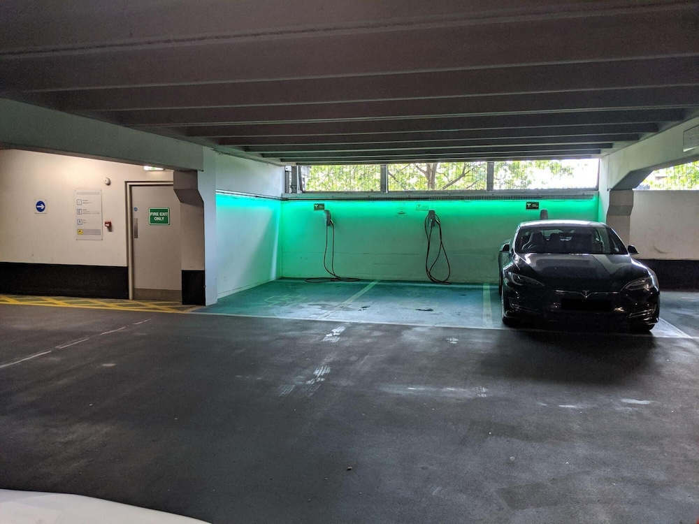 deluxe city centre apt balcony view and free parking