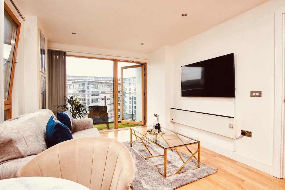 deluxe city centre apt balcony view and free parking