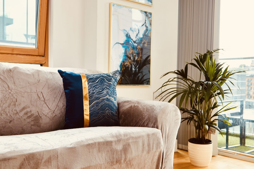 deluxe city centre apt balcony view and free parking