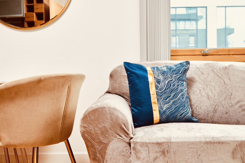 deluxe city centre apt balcony view and free parking