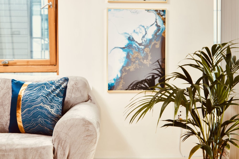 deluxe city centre apt balcony view and free parking