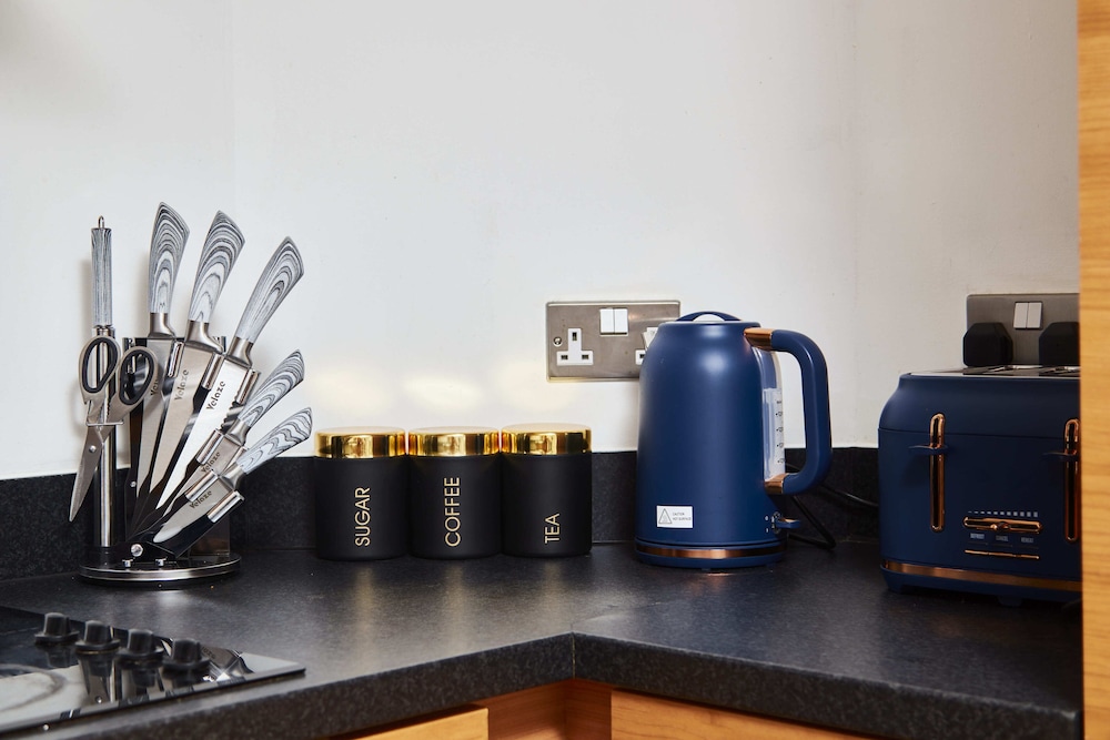 deluxe city centre apt balcony view and free parking