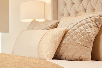 deluxe city centre apt balcony view and free parking