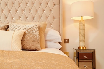 deluxe city centre apt balcony view and free parking