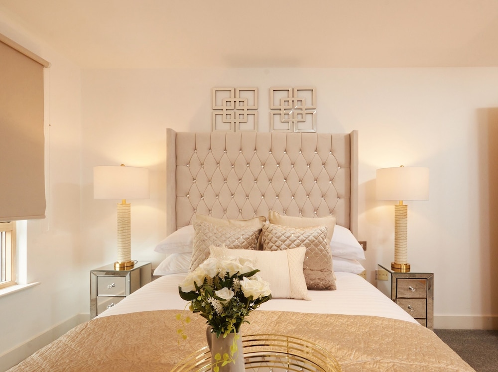 deluxe city centre apt balcony view and free parking