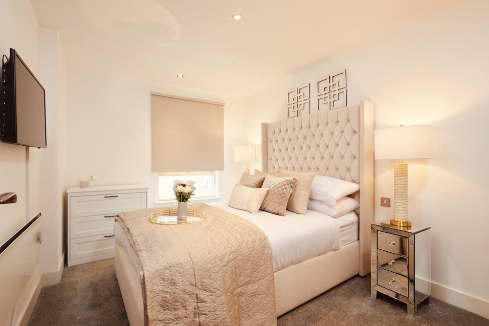 deluxe city centre apt balcony view and free parking