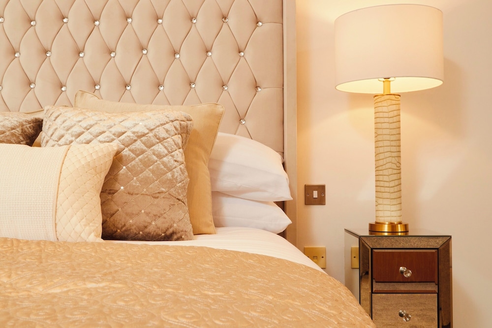 deluxe city centre apt balcony view and free parking