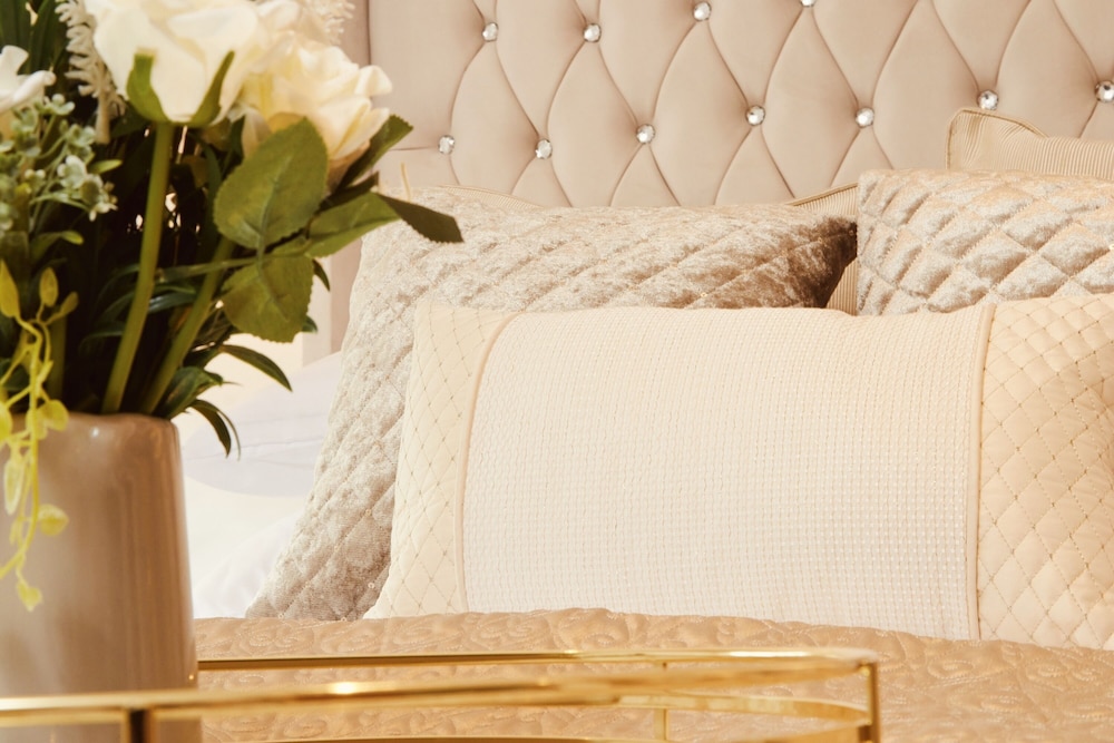 deluxe city centre apt balcony view and free parking