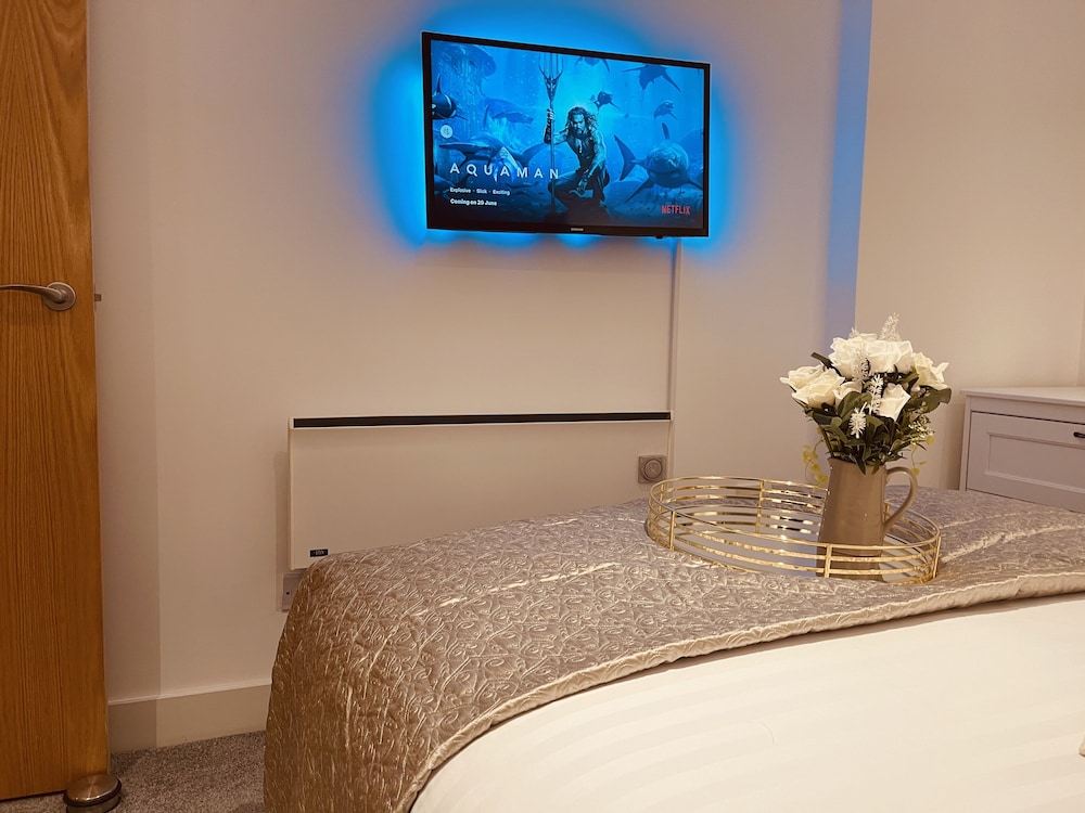 deluxe city centre apt balcony view and free parking