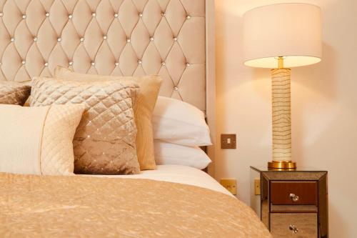 deluxe city centre apt balcony view and free parking