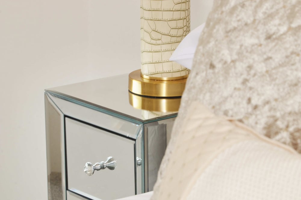 deluxe city centre apt balcony view and free parking