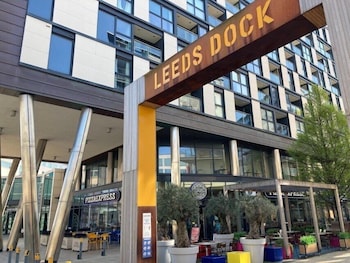 deluxe city centre apt balcony view and free parking