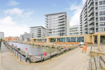 deluxe city centre apt balcony view and free parking