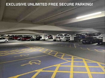 deluxe city centre apt balcony view and free parking