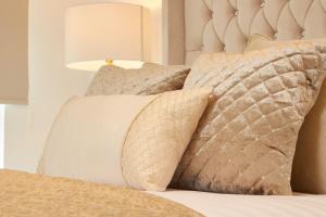 deluxe city centre apt balcony view and free parking