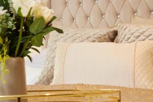 deluxe city centre apt balcony view and free parking