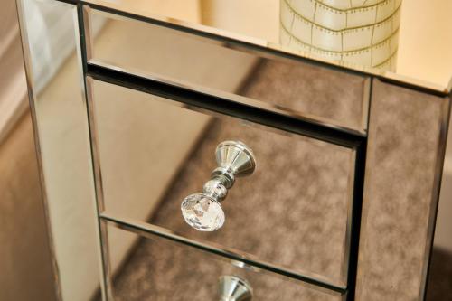 deluxe city centre apt balcony view and free parking