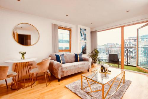 deluxe city centre apt balcony view and free parking