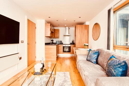 deluxe city centre apt balcony view and free parking