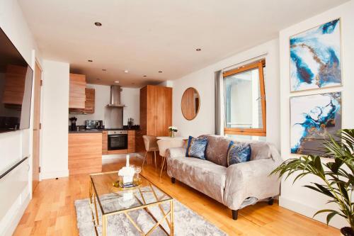 deluxe city centre apt balcony view and free parking