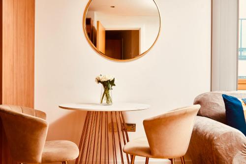 deluxe city centre apt balcony view and free parking