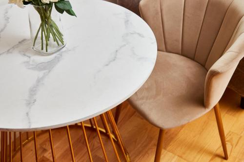 deluxe city centre apt balcony view and free parking