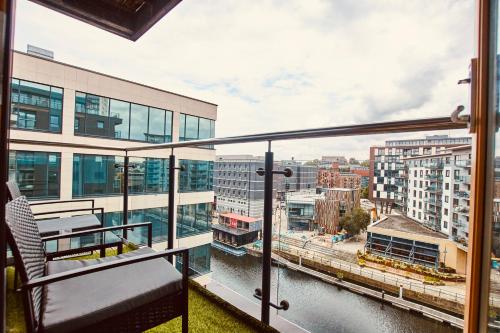 deluxe city centre apt balcony view and free parking