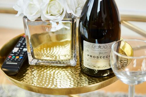 deluxe city centre apt balcony view and free parking