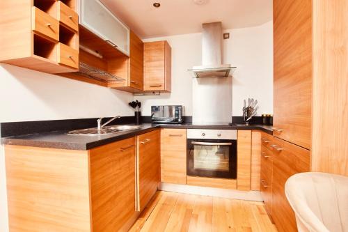 deluxe city centre apt balcony view and free parking