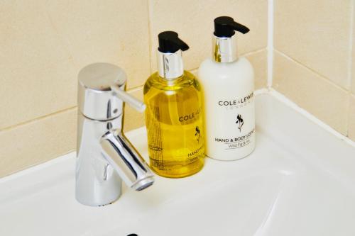 deluxe city centre apt balcony view and free parking