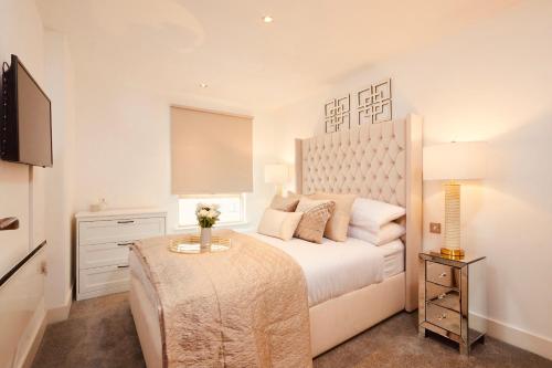 deluxe city centre apt balcony view and free parking