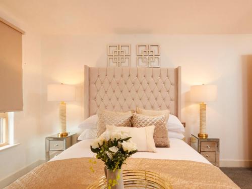 deluxe city centre apt balcony view and free parking