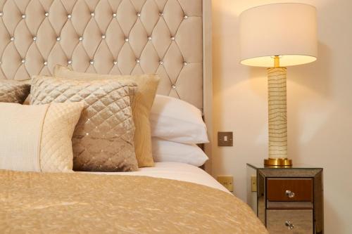 deluxe city centre apt balcony view and free parking