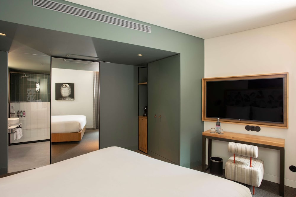 se catedral hotel porto tapestry collection by hilton