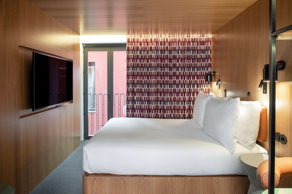 se catedral hotel porto tapestry collection by hilton