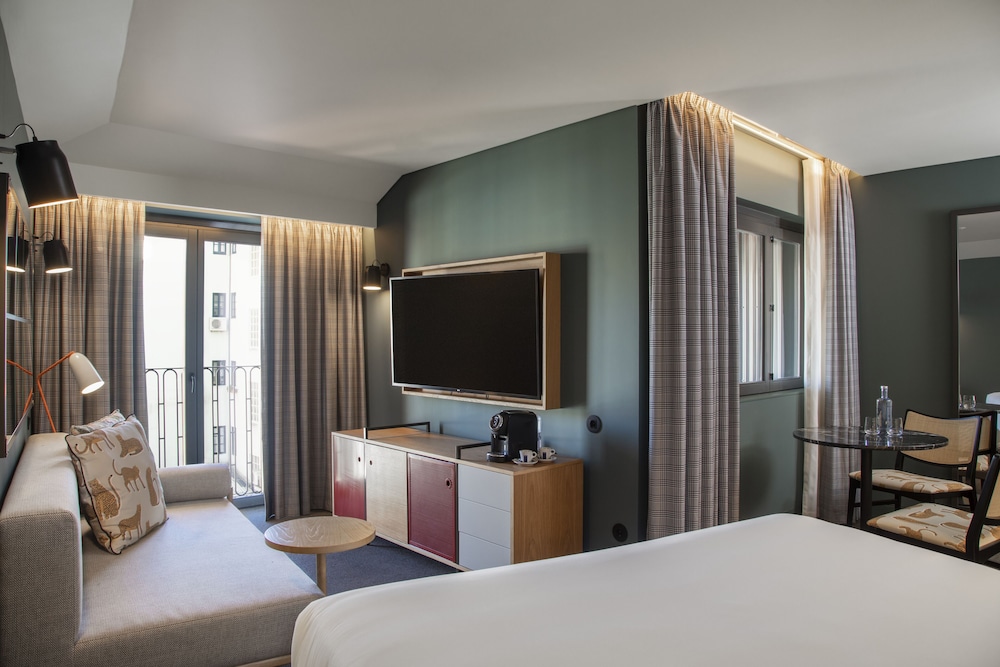 se catedral hotel porto tapestry collection by hilton