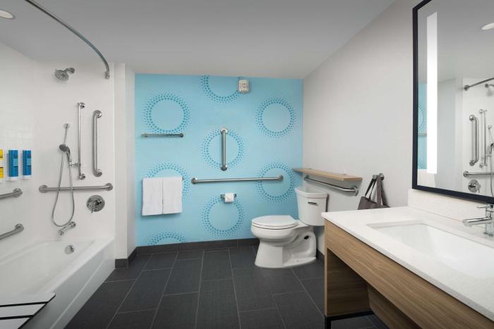 tru by hilton miami airport south blue lagoon fl