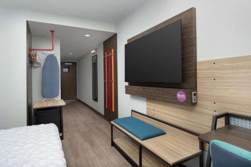 tru by hilton miami airport south blue lagoon fl