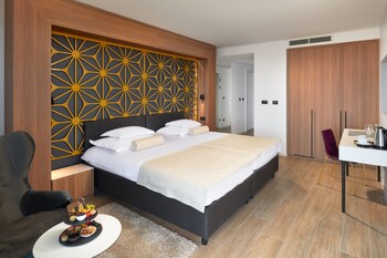 amphora hotel