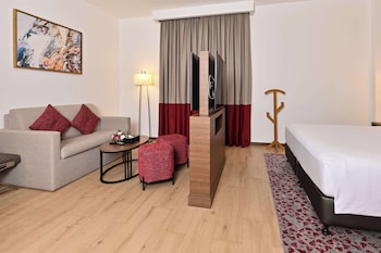 comfort hotel jeddah king road
