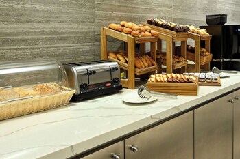 comfort hotel jeddah king road